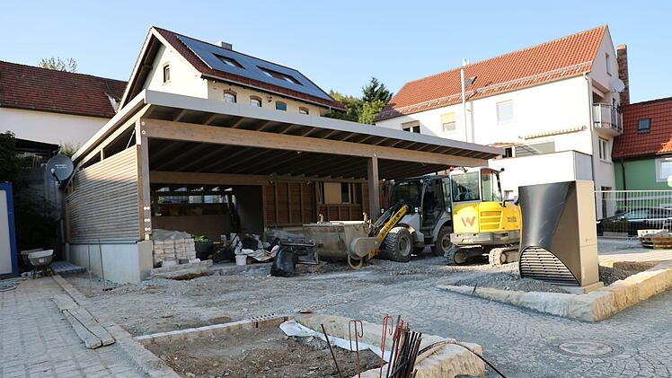 Rund um den neuen Jugendtreff wird noch gearbeitet.