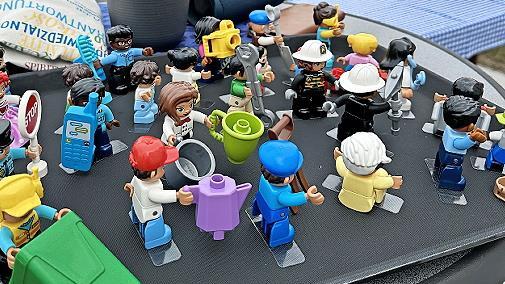 Bunte Legofiguren symbolisieren die Vielfalt im Haus.