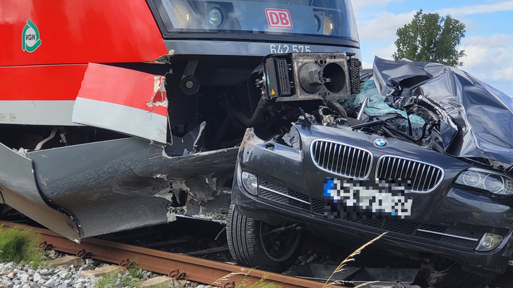 Auto kollidiert bei Burgbernheim mit Zug