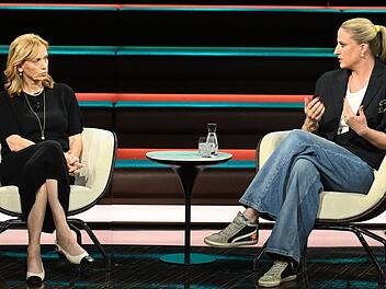 Grundschullehrerin Katja Giesler (r.) lieferte sich ein Wortgefecht mit CDU-Bildungsministerin Karin Prien.