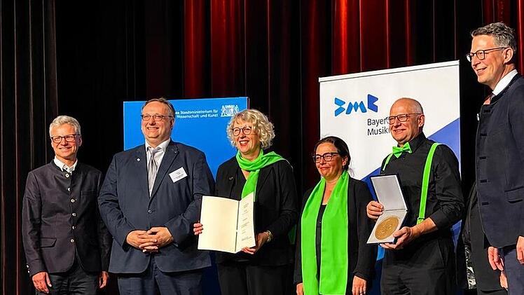 (v.l.): Bernd Sibler (BMR), Carsten Ahlers (S&auml;ngergruppe), Sandra Metz, Manuela Mahlmeister, Elmar Brehm (jeweils SV Burkardroth) und Markus Blume.