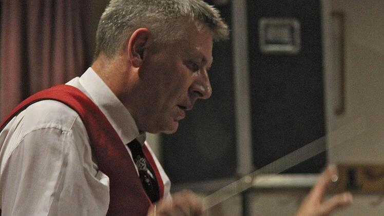 Seit zwei Jahrzehnten Dirigent der Eschenbacher Musikanten: Thomas Bogner. Dafür erhielt er die goldene Ehrennadel des NBMB.