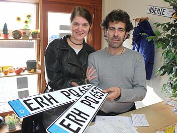 Maja Voß und Andreas Pistol haben auf ein Wunschkennzeichen verzichtet. Foto: Andreas Dorsch