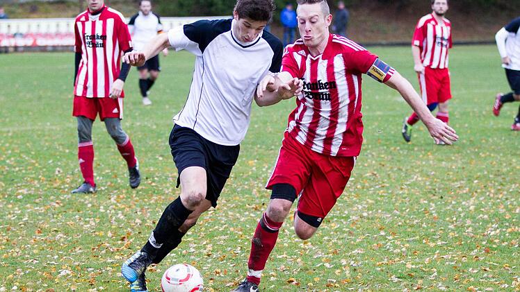 Mit 42 Toren war Patrick Höhn vom TSF Theisenort (weißes Trikot), hier im Laufduell mit dem Gehülzer Patrick Weber, Torschützenkönig der Kreisklasse 2 Lichtenfels. Foto: Archiv/Heinrich Weiß