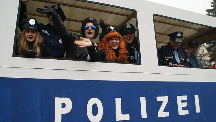 Gut gelaunte Polizisten: sie haben im letzten Jahr allerhand Führerscheine einkassiert. Foto: Sabine Weinbeer