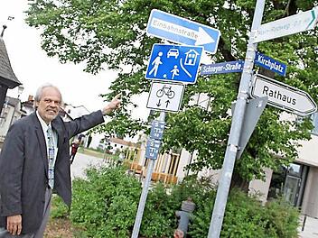 Hinweisschilder machen auf die geänderte Verkehrssituation im Bereich der Schneyer Straße zum Rathaus und den öffentlichen Parkplätzen aufmerksam, wie der geschäftsführende Beamte, Norbert Eiser, erläutert.  Foto: Gerda Völk