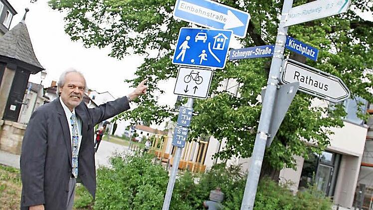 Hinweisschilder machen auf die geänderte Verkehrssituation im Bereich der Schneyer Straße zum Rathaus und den öffentlichen Parkplätzen aufmerksam, wie der geschäftsführende Beamte, Norbert Eiser, erläutert.  Foto: Gerda Völk