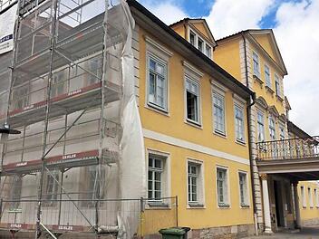 Ein Anstrich in Cremeweiß (links) ersetzt das "Wittelsbacher Gelb", mit dem das Bürglaßschlösschen in den 60er Jahren angestrichen wurde. Ende Juli wird das Gerüst versetzt, dann sind die Nord- und Westfassade mit dem Eingangsportal an der Reihe. Foto: Oliver Schmidt
