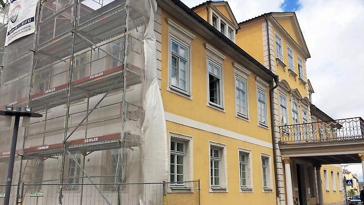Ein Anstrich in Cremeweiß (links) ersetzt das "Wittelsbacher Gelb", mit dem das Bürglaßschlösschen in den 60er Jahren angestrichen wurde. Ende Juli wird das Gerüst versetzt, dann sind die Nord- und Westfassade mit dem Eingangsportal an der Reihe. Foto: Oliver Schmidt