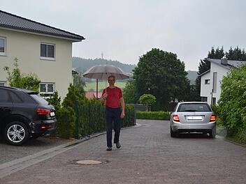 Peter Ziegler wohnt in der St.-Pius-Straße in Waldfenster. Dort gibt es keine Gehwege, weshalb die Fußgänger die Fahrbahn nutzen müssen. Zudem durfte in dem Viertel bisher nicht auf der Straße geparkt werden. Doch das soll sich jetzt ändern. Ziegler und seine Nachbarn sehen darin ein enormes Gefahrenpotenzial. Foto: Kathrin Kupka-Hahn