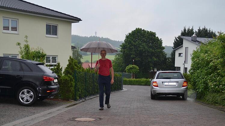 Peter Ziegler wohnt in der St.-Pius-Straße in Waldfenster. Dort gibt es keine Gehwege, weshalb die Fußgänger die Fahrbahn nutzen müssen. Zudem durfte in dem Viertel bisher nicht auf der Straße geparkt werden. Doch das soll sich jetzt ändern. Ziegler und seine Nachbarn sehen darin ein enormes Gefahrenpotenzial. Foto: Kathrin Kupka-Hahn