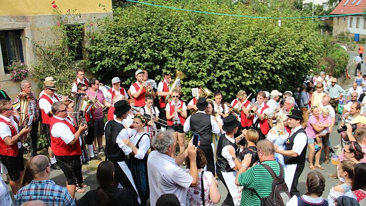 Bei der Abholung der Platzmadla müssen die Madla-Eltern jeweils das ganze Dorf bewirten. Foto: Katharina Müller-Sanke