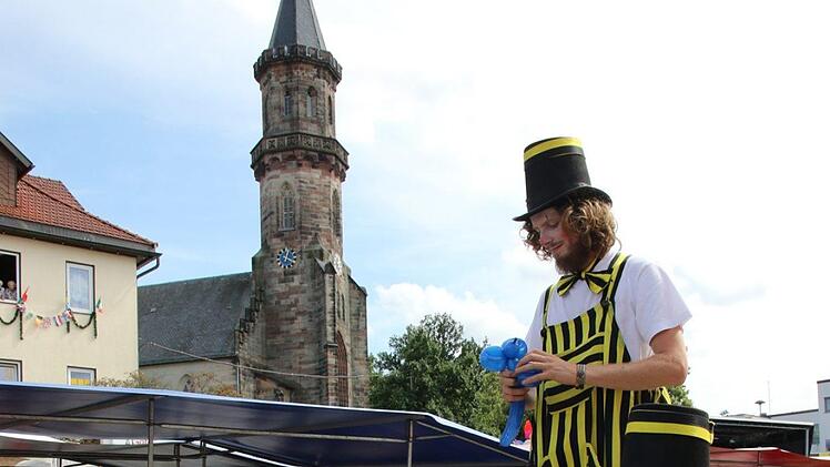 Impressionen vom Kinderfest in Neustadt: StelzenläuferFoto: Michael Stelzner