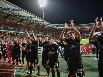 Die N&uuml;rnberger feiern den 2:0-Sieg &uuml;ber Eintracht Braunschweig am 32. Spieltag. Am Sonntag in Sandhausen kann der Aufstieg in die 1. Bundesliga perfekt gemacht werden. Foto: Nicolas Armer/dpa