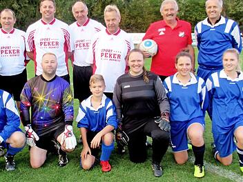 Zur Kerwa gehörten auch ein Fußballspiel und ein Erinnerungsfoto. Foto: Horst Habermann