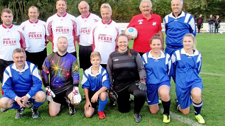 Zur Kerwa gehörten auch ein Fußballspiel und ein Erinnerungsfoto. Foto: Horst Habermann
