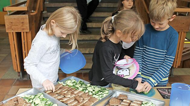 Ein Vollkornbrot mit Butter und K&auml;se sorgt f&uuml;r ausreichend Kohlehydrate beim Fr&uuml;hst&uuml;cken.  Foto: pr