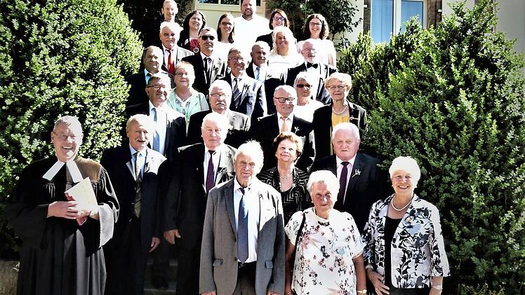 Die Jubelkonfirmanden in Harsdorf Foto: Werner Reißaus