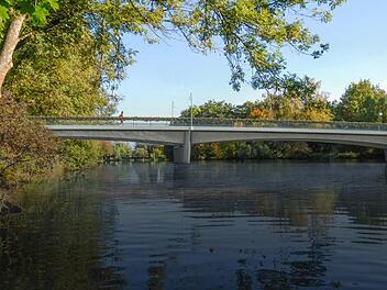 Eine neue Spannbetonbrücke soll bis 2022 bei Bug über die Regnitz gebaut werden. Eine Simulation zeigt, wie das 104 Meter lange Bauwerk aussehen soll.  Quelle: Stadt Bamberg