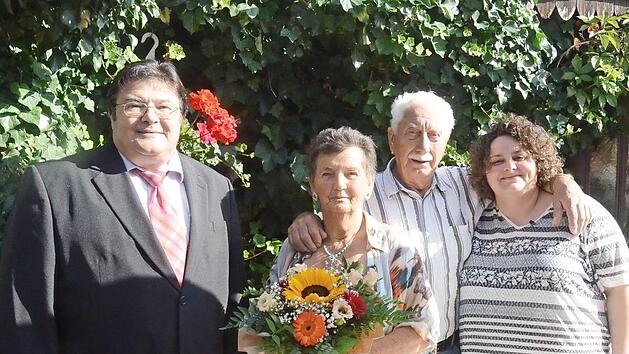 Gratulation zum 80. Geburtstag von Helga Suffa-Pyrites: von links Zweiter Bürgermeister Wolfgang Förtsch, die Jubilarin Helga Suffa-Pyrites, Ehemann Harald Suffa-Pyrites und Enkelin Jasmin Müller.  Foto: K.- H. Hofmann