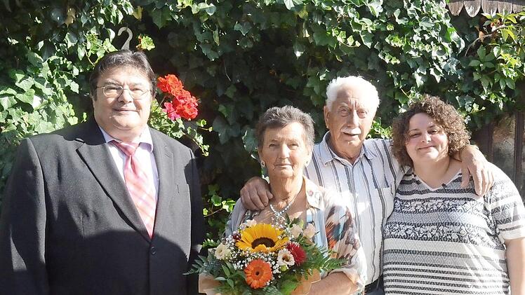 Gratulation zum 80. Geburtstag von Helga Suffa-Pyrites: von links Zweiter Bürgermeister Wolfgang Förtsch, die Jubilarin Helga Suffa-Pyrites, Ehemann Harald Suffa-Pyrites und Enkelin Jasmin Müller.  Foto: K.- H. Hofmann