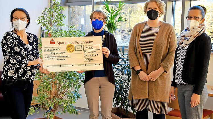 Bei der Spendenübergabe (v. l.): Birgit Rosbigalle (Präsidentin SI Forchheim), Karten Reif (MGH Forchheim), Annika Falk-Claußen und Diana Könitzer (beide SI Forchheim)