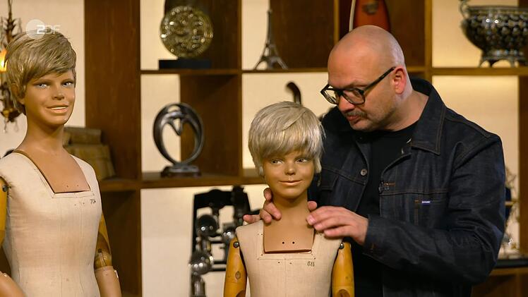 Auch die zwei französischen Schaufensterpuppen aus den 1930er oder 40er Jahren, die Sven Deutschmanek auf 400 bis 600 Euro schätzte, fanden einen neuen Besitzer.