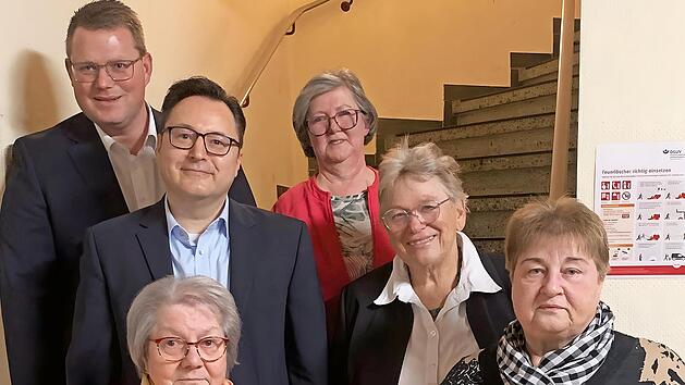 Die SPD Marktschorgast ehrte Mitglieder. Erste Reihe (von links): Ute N&uuml;ssel und Ria Heerdegen. Zweite Reihe: Peter Wiesenm&uuml;ller und Hildegard Havenith. Hinten Holger Grie&szlig;hammer und Angelika Munk.