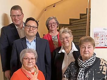 Die SPD Marktschorgast ehrte Mitglieder. Erste Reihe (von links): Ute N&uuml;ssel und Ria Heerdegen. Zweite Reihe: Peter Wiesenm&uuml;ller und Hildegard Havenith. Hinten Holger Grie&szlig;hammer und Angelika Munk.