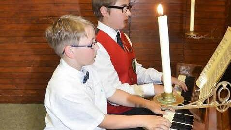 Das Br&uuml;derduo Stephan und Alexander Schmidt hatte gelungenes Deb&uuml;t beim Pfingstkonzert und spielte ein vierh&auml;ndiges St&uuml;ck am Klavier.