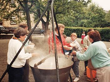 Der Förderverein der Pestalozzischule hat die Schulwanderungen ins Leben gerufen. Das Eintopfessen gehört da immer dazu. Foto: privat