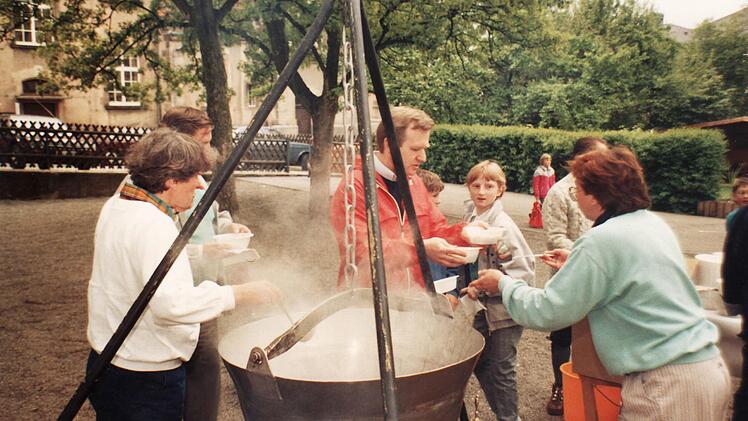 Der Förderverein der Pestalozzischule hat die Schulwanderungen ins Leben gerufen. Das Eintopfessen gehört da immer dazu. Foto: privat