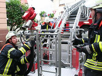 m Anwesen Windfelder war der "Brand" ausgebrochen. Die Feuerwehren versuchte, ihn einzudämmen. Dabei kam auch die Hirschaider Drehleiter zum Einsatz. Foto: Evi Seeger