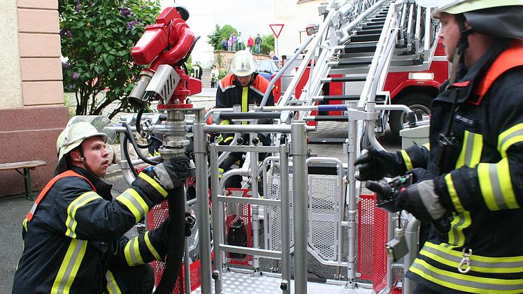 m Anwesen Windfelder war der "Brand" ausgebrochen. Die Feuerwehren versuchte, ihn einzudämmen. Dabei kam auch die Hirschaider Drehleiter zum Einsatz. Foto: Evi Seeger