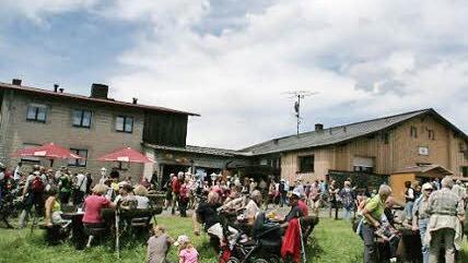 Das war am vergangenen Wochenende mit Sicherheit der schönste Biergarten mit Aussicht: Die Bergwiese vor der Kissinger Hütte.