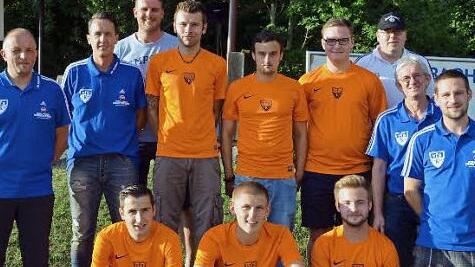 Der VfB stellt seine Neuzugänge vor. Stehend, von links: Co-Trainer Klaus Eichhorn, Trainer Werner Thomas, 2. Vorsitzender Sylvio Pachali, Dominik Doppel, Johannes Potzel, Samuel Flieger, Spielleiter Sven Menzel, Fußballabteilungsleiter Christian Bauer. Vorne, von links: Cüneyt Kalburan, Nico Teufel und Manuel Spindler. Foto: privat