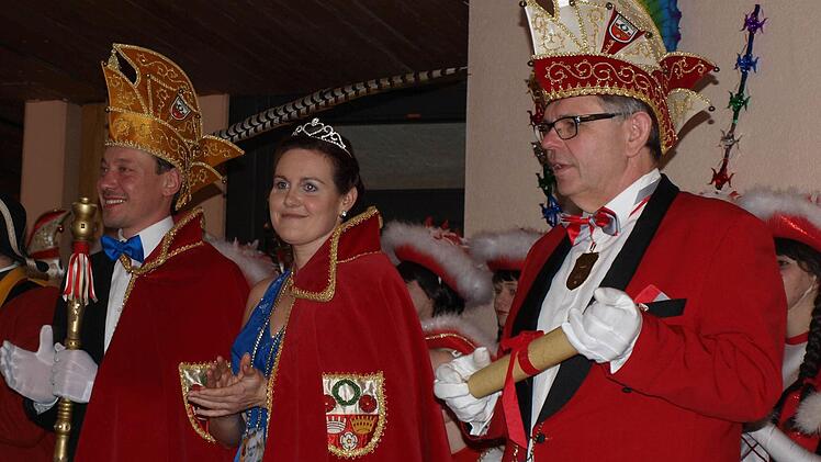 Ihre Tollität Holger I und Ihre Lieblichkeit Dana I mit Kanzler Georg Löffler