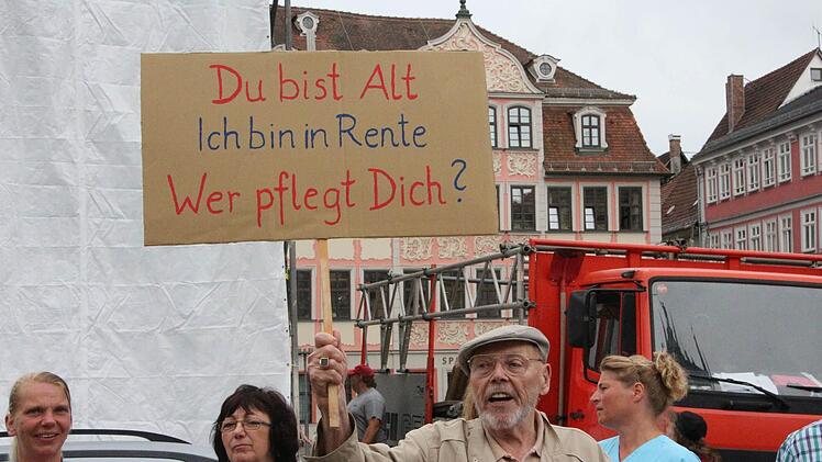 Hans-Joachim Kortstock, Bewohner des Seniorenheims St. Josef, demonstrierte mit. Foto: Simone Bastian