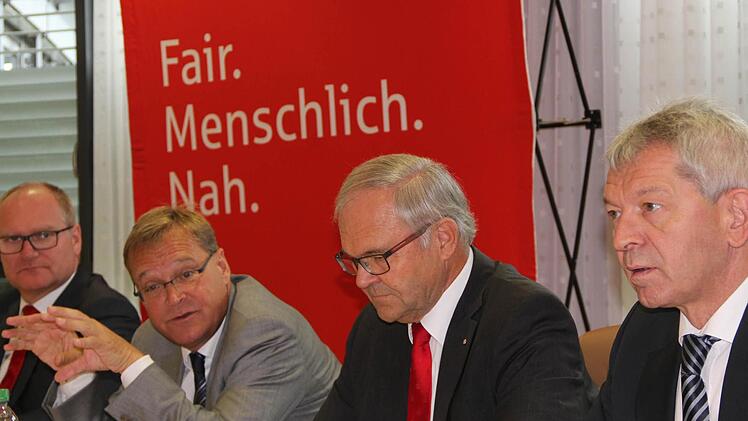 OB Starke und Landrat Johann Kalb mit den Sparkassenvorständen Gottschall und Kirchner.  Foto: p.