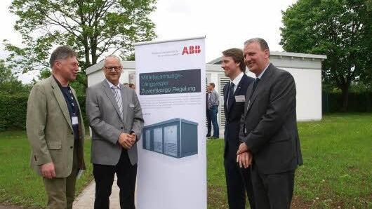 Die S&Uuml;C hat jetzt in Bad Rodach einen Mittelspannungs-L&auml;ngsregler offiziell in Betrieb genommen (von links): der fr&uuml;here S&Uuml;C-Gesch&auml;ftsf&uuml;hrer G&ouml;tz-Ulrich Luttenberger, S&Uuml;C-Hauptabteilungsleiter Elektrizit&auml;t Dietmar Benkert, ABB-Entwicklungsleiter Frank Cornelius und S&Uuml;C-Gesch&auml;ftsf&uuml;hrer Wilhelm Austen. Foto: Christoph Winter
