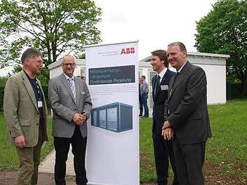 Die SÜC hat jetzt in Bad Rodach einen Mittelspannungs-Längsregler offiziell in Betrieb genommen (von links): der frühere SÜC-Geschäftsführer Götz-Ulrich Luttenberger, SÜC-Hauptabteilungsleiter Elektrizität Dietmar Benkert, ABB-Entwicklungsleiter Frank Cornelius und SÜC-Geschäftsführer Wilhelm Austen. Foto: Christoph Winter