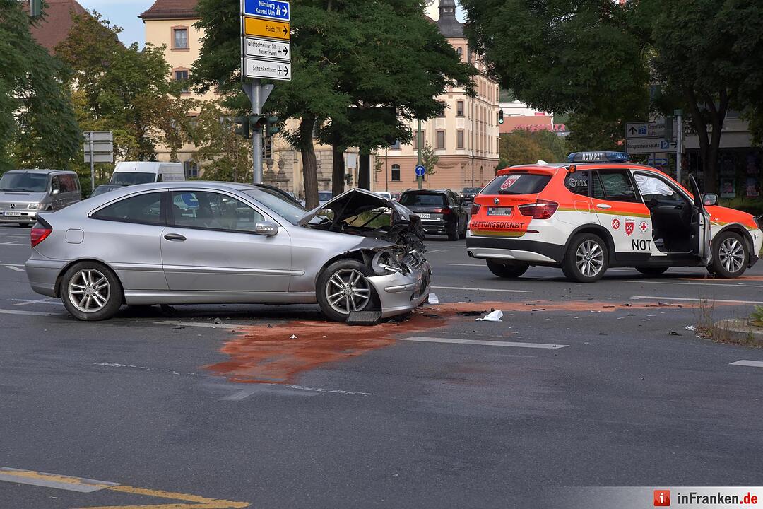 Notarztwagen verunglückt auf Einsatzfahrt