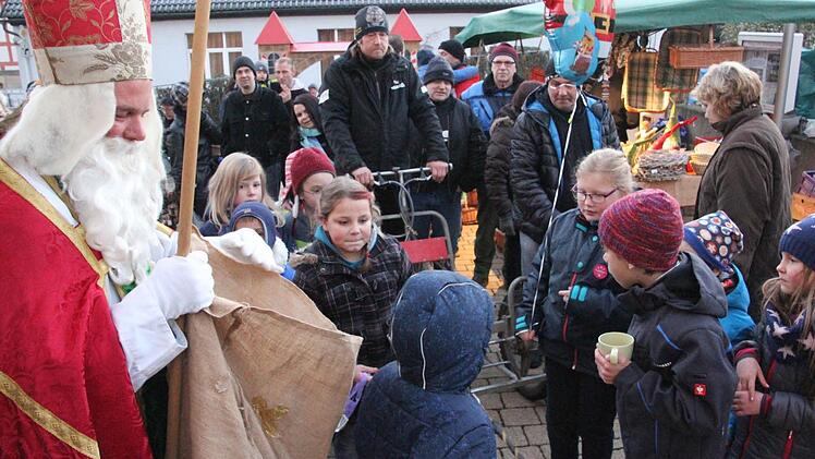 Der Nikolaus hält seinen Sack auf, nicht um jemand rein zu stecken, sondern um Geschenke zu verteilen. Foto: Helmut Will