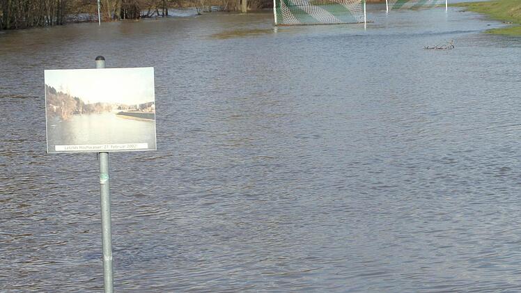 Infotafel über Hochwasser 2002 stimmt wieder wie die Faust auf`s Auge Foto: Waltraud Neder