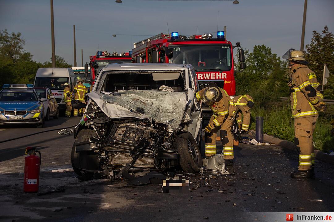 Schwerer Unfall in Fürth: Kleintransporter kracht in Kehrfahrzeug