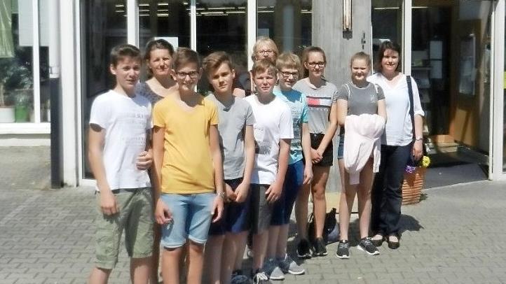 Die Firmlinge aus Hemhofen besuchten unter anderem das Sozialkaufhaus in Höchstadt. Foto: privat