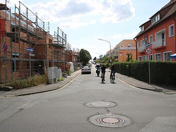 Die Staffelsteiner St.-Veit-Straße ist derzeit nur zur Probe als Einbahnstraße ausgeschildert. Foto: Matthias Einwag