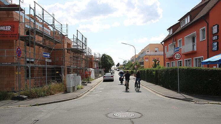 Die Staffelsteiner St.-Veit-Straße ist derzeit nur zur Probe als Einbahnstraße ausgeschildert. Foto: Matthias Einwag