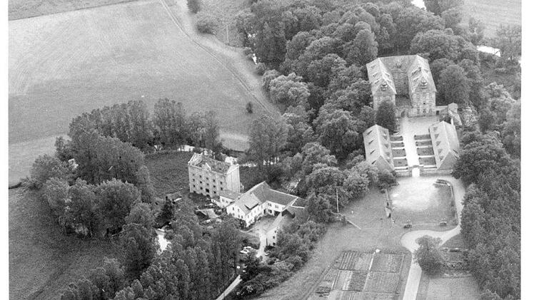 Diese Luftaufnahme aus den späten 1960er Jahren zeigt das Ensemble von Schloss Steinenhausen. Unten links sind die Reste der abgebrannten Mühle zu erkennen. Foto: Stadtarchiv