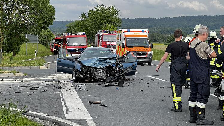 Schwerer Verkehrsunfall auf B22: Mindestens acht Personen verletzt